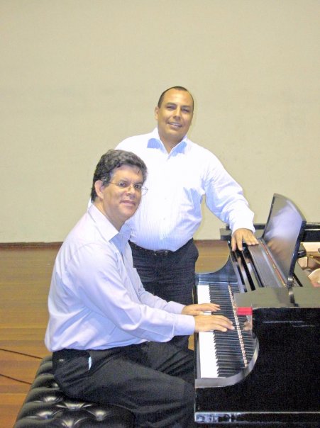 Edgar Bastidas junto al piano