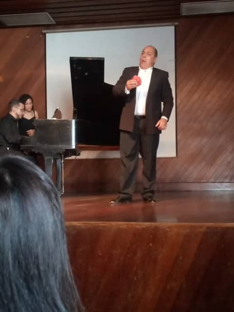 Edgar Bastidas cantando en recital