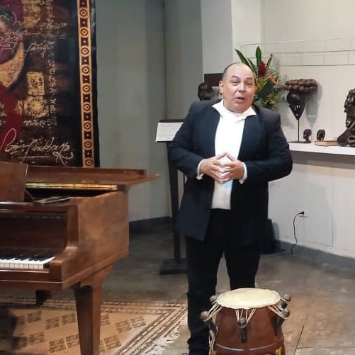 Edgar Bastidas junto al piano